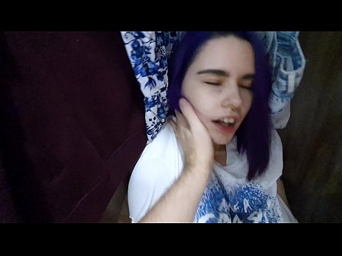 ❤️ Xwişka min di dolabê de dît û alîkariya wê kir ️ Sex li me ❌️❤
