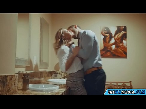 ❤️ Gava ku blondeyek busty we di nav hewşek gelemperî de dixapîne ️ Sex li me ❌️❤